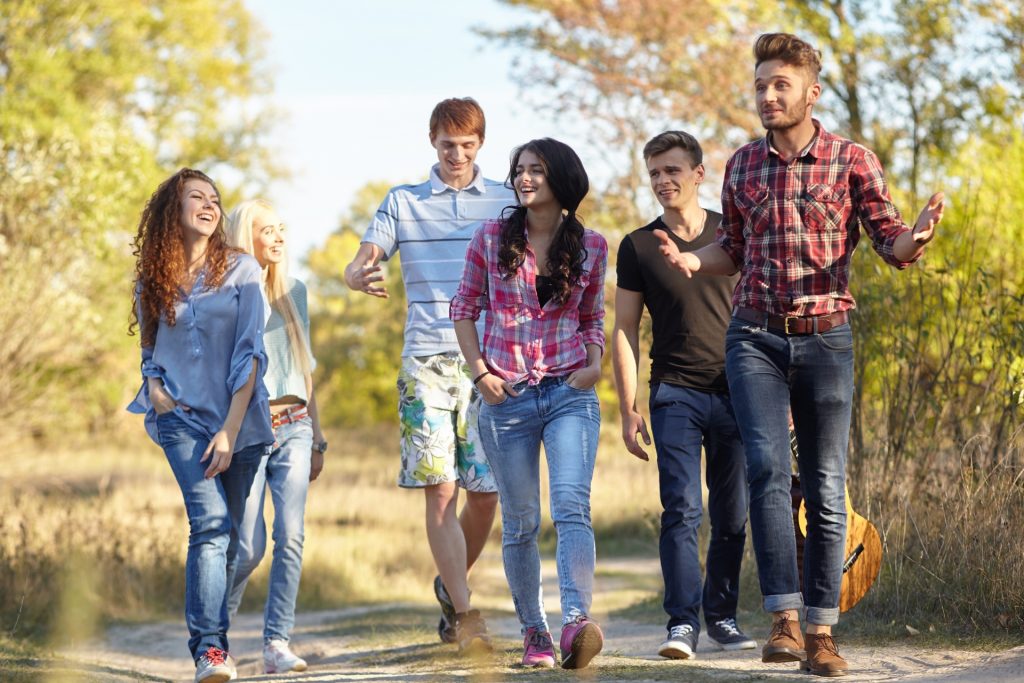 Меньше чем три группа. Группа молодежи. Три группы молодежи. Студент летом одежда. Подростки в джинсовой одежде.