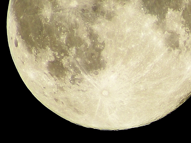 月のキレイな撮影方法 満月や月食を一眼レフで簡単に撮る方法 ビギナーズ