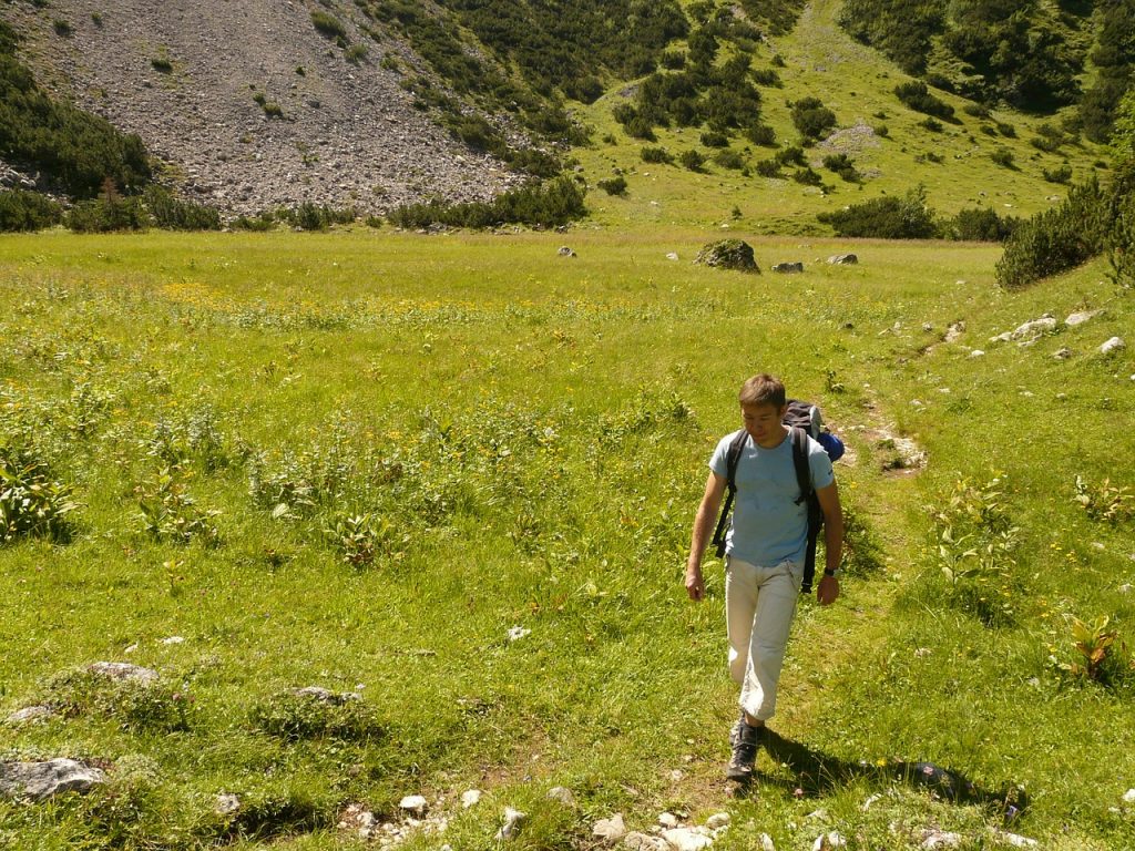 【初心者向け】疲れにくい登山の歩き方｜意識するポイントや注意点も紹介