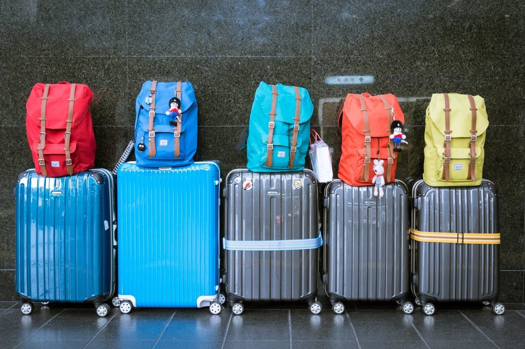 スーツケースの選び方｜機内持ち込みサイズは？材質・メーカー別おすすめも
