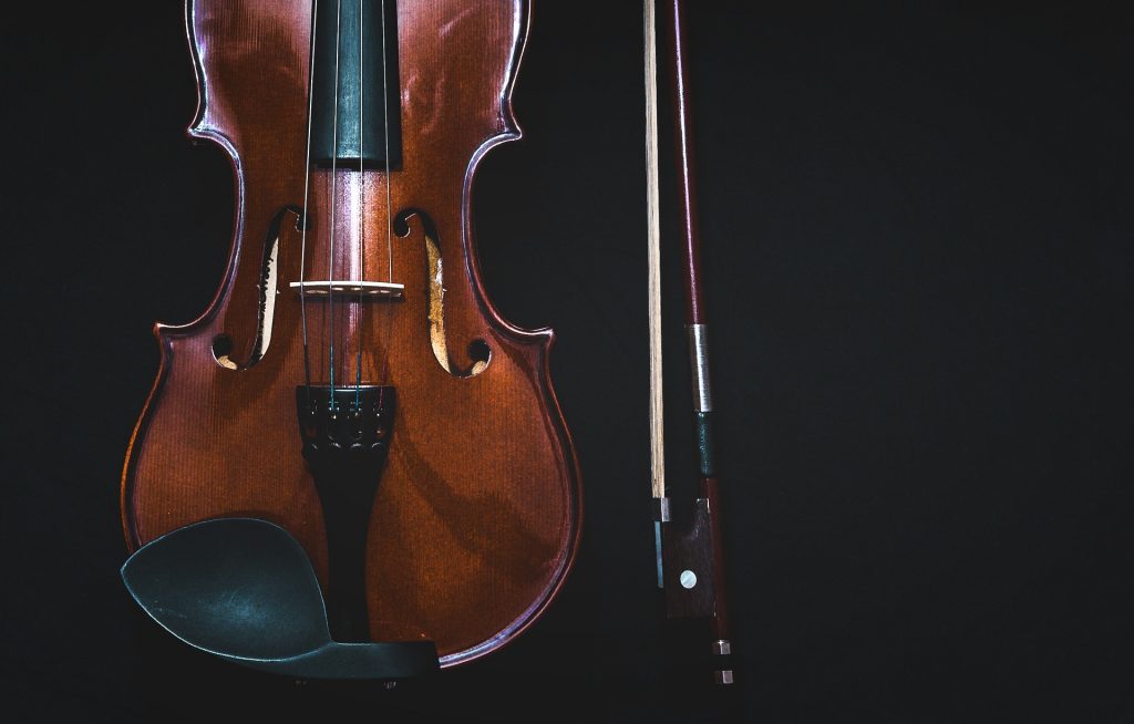 バイオリンのチューニング方法｜初心者でもすぐできる！写真付でやり方を解説 | ビギナーズ
