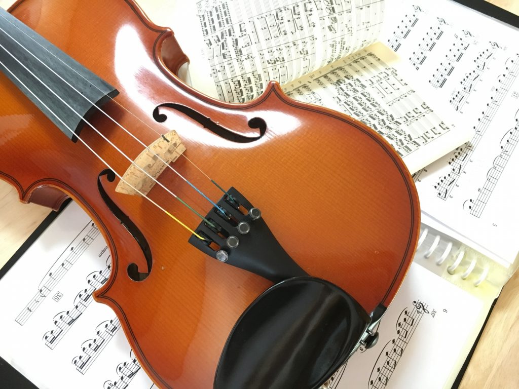 バイオリン初心者のための練習曲｜楽譜・運指付き動画ですぐわかる