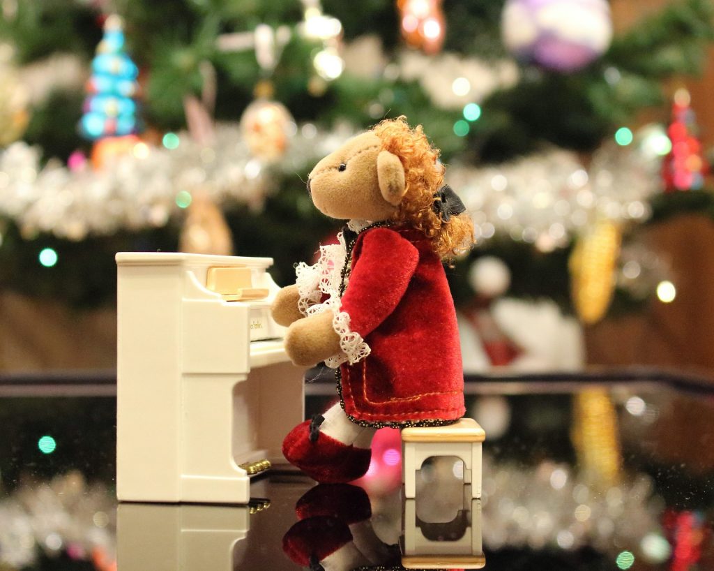クリスマスに弾きたい聴きたいピアノ曲12選｜楽譜付・伴奏曲も紹介 | ビギナーズ