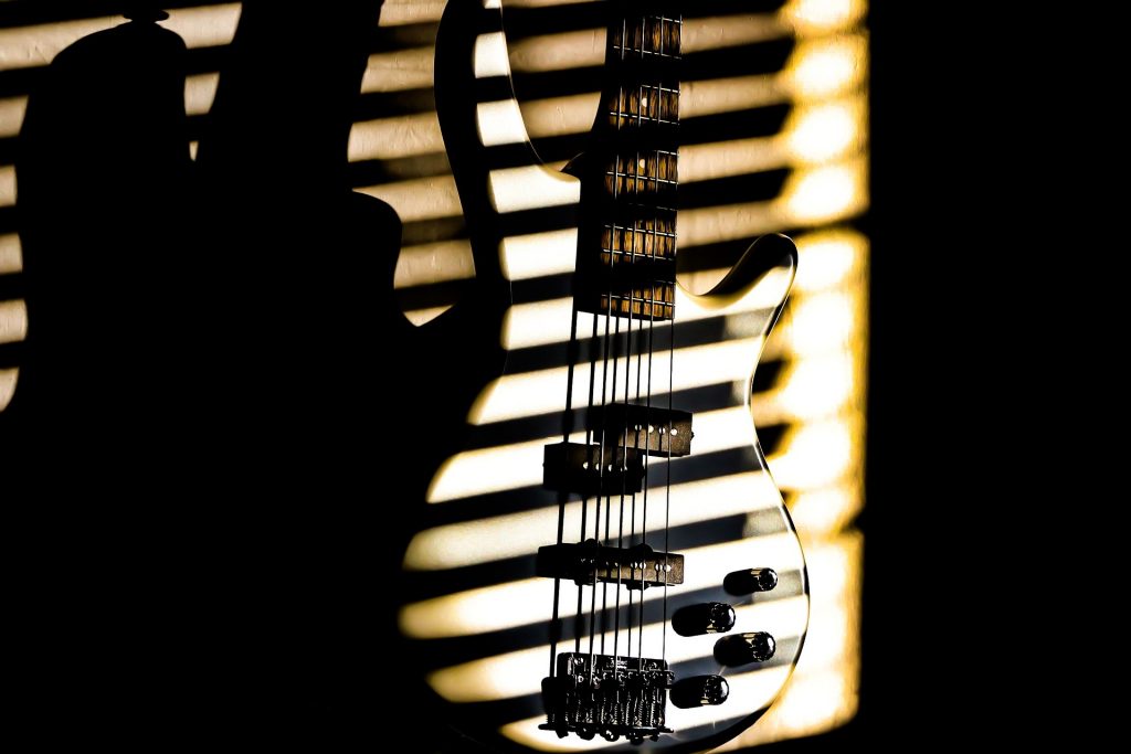 ベースストラップおすすめ11選｜ギター用との違い・調節方法解説