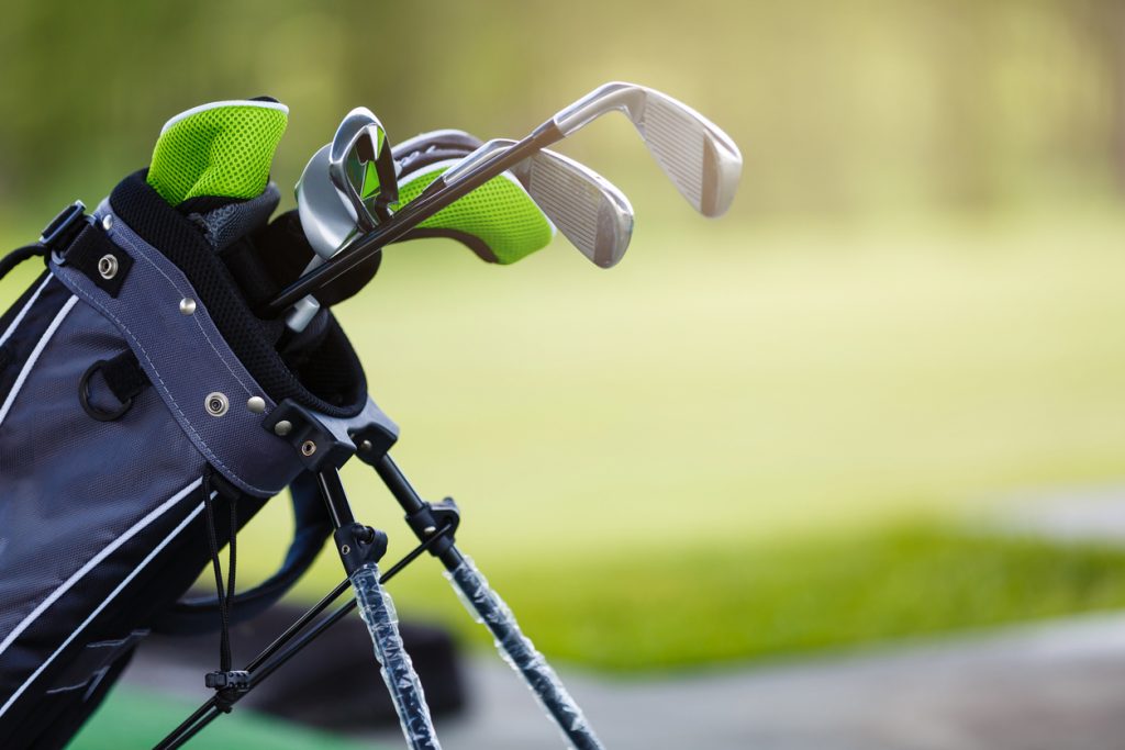 最新]ゴルフのクラブケースの選び方とおすすめ|練習用やおしゃれな商品を紹介 | ビギナーズ