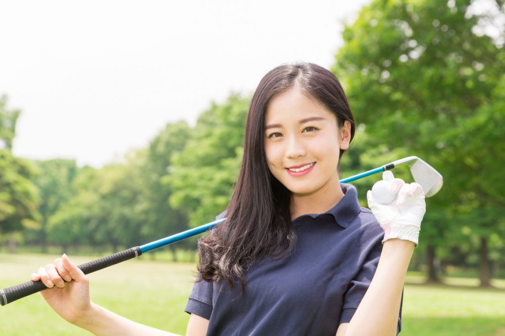 女性におすすめのゴルフスクール8選|選び方のポイントや注意点について
