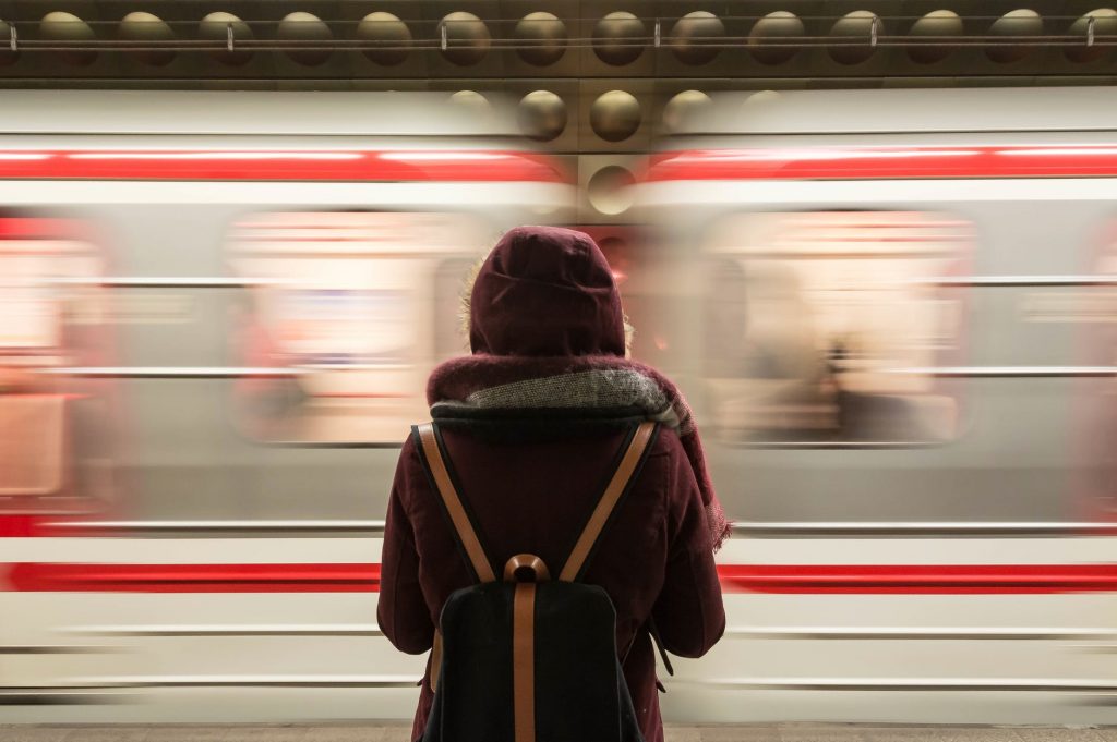 電車での暇つぶし方法8選！長時間移動でも一人でも楽しめる