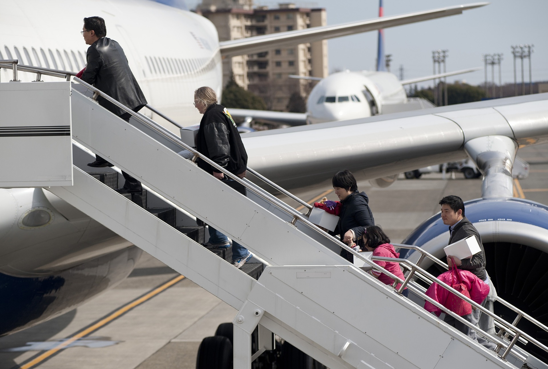 飛行機のチェックインとはどういう意味ですか？