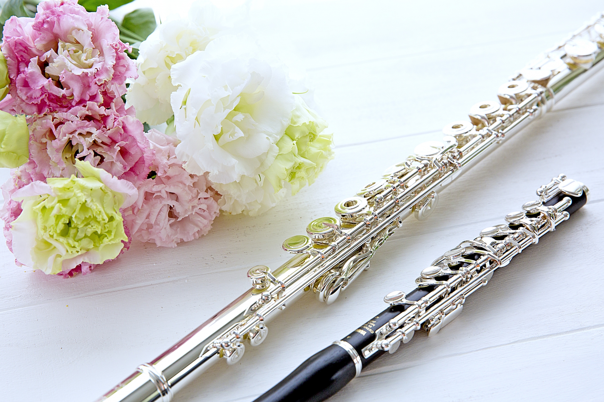 Флейта в цветах. Флейта-Пикколо Соло. Красивая флейта. Флейта и цветы. Флейта на красивом фоне.