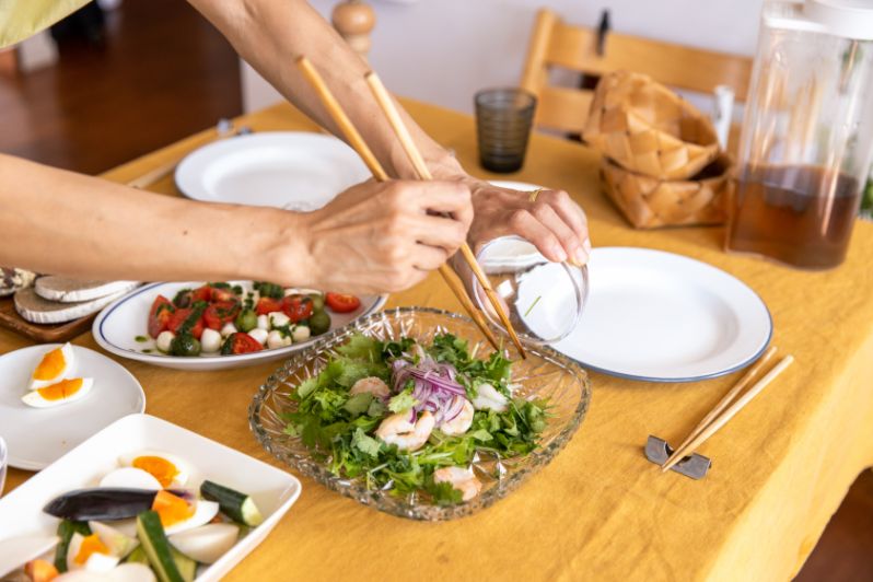 料理を盛り付ける女性