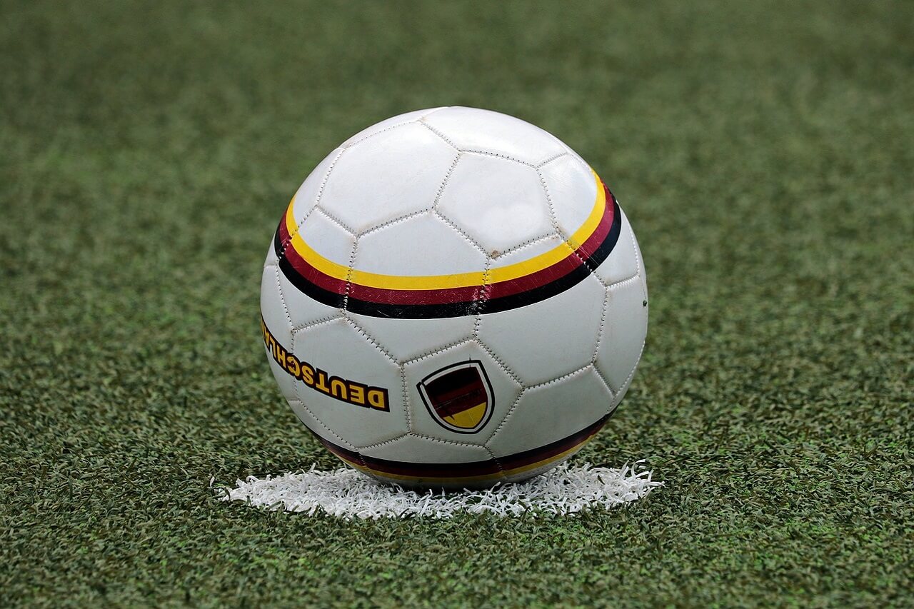 サッカーボールのおすすめは 製法から選び方まで解説 ビギナーズ