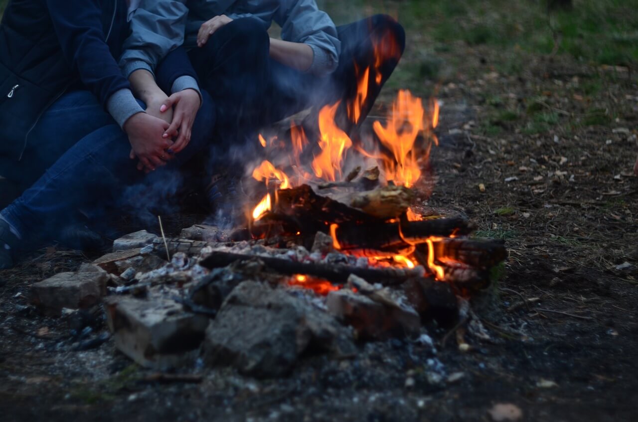 キャンプ 初心者でも簡単な火起こし方法とコツを解説 ビギナーズ