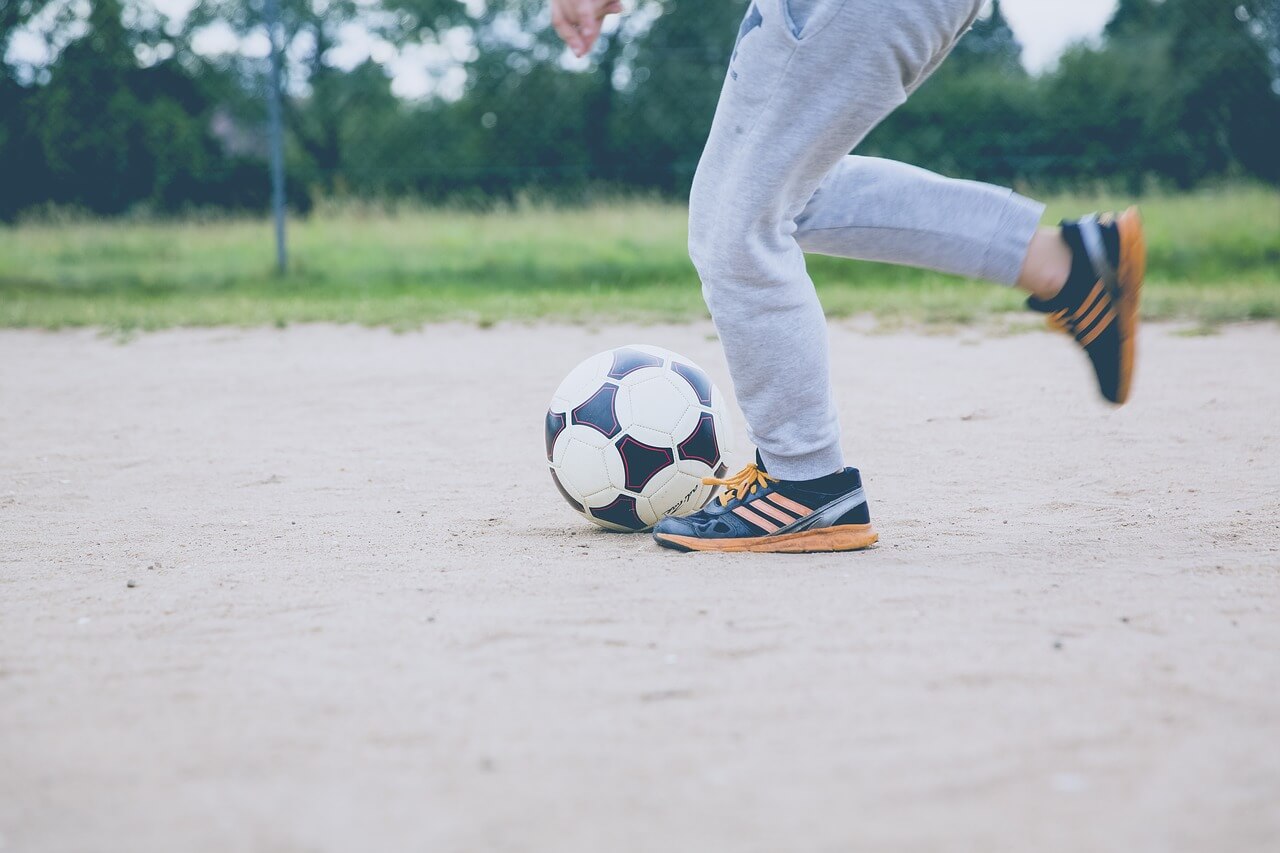 サッカーのシュートの種類は 練習方法やコツについても解説 ビギナーズ